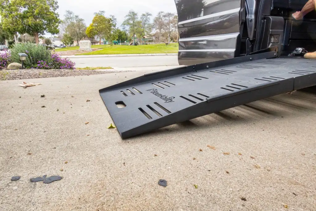 Véhicule adapté pour personne à mobilité réduite